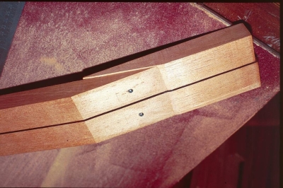 Angesetzter Kopf mit Schrauben zum Festleimen fixiert