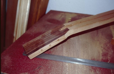 Mit Funier und Mechaniklöcher für Fensterkopf