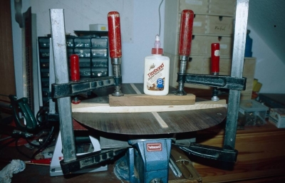 Aufleimen der Bodenbalken mit Hilfe der Schablone