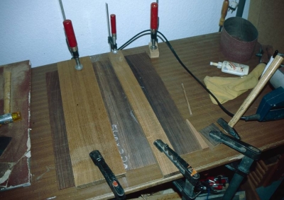 Zusammenleimen des Bodens