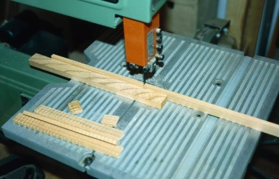 Vorbereitung der Reifchen mit der Bandsäge